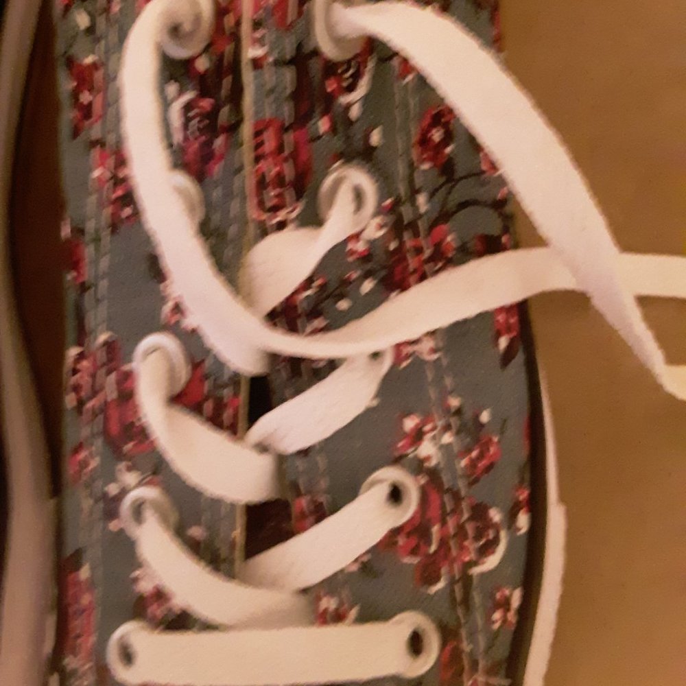 Converse sneakers in excellent condition -never wo